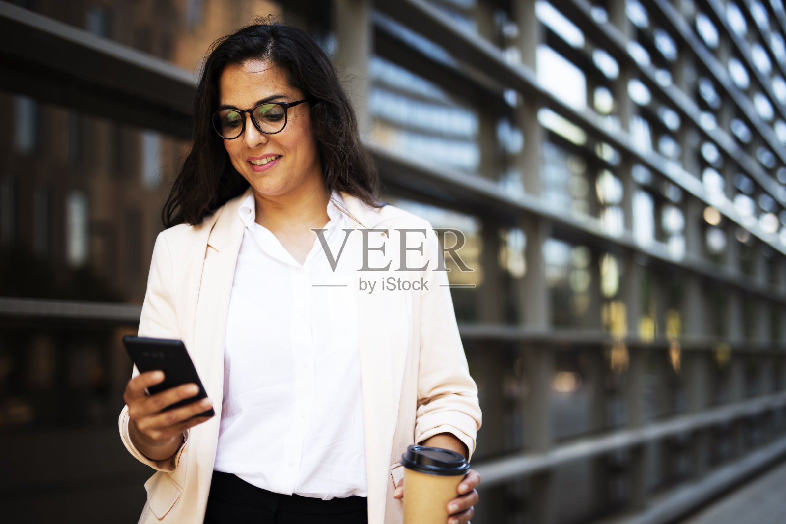 正在使用电话的女士照片摄影图片