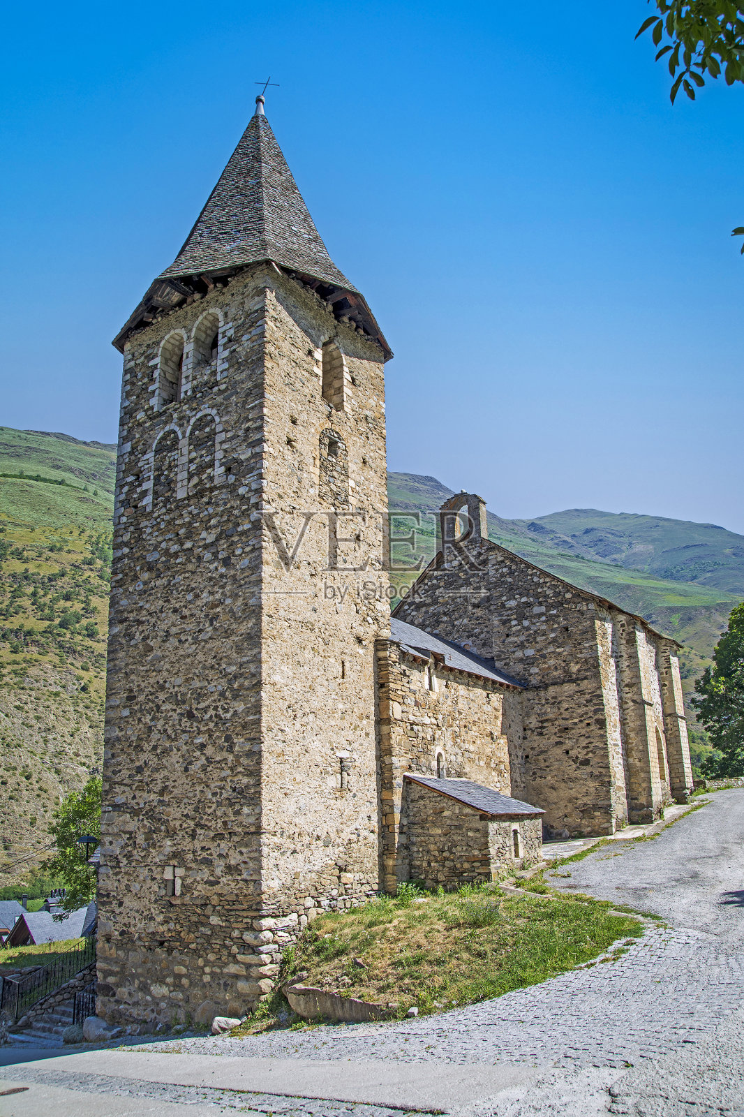 西班牙瓦尔达兰，埃斯库瑙的罗马式教堂照片摄影图片