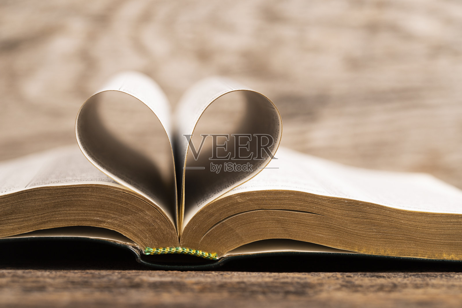 心和圣经照片摄影图片
