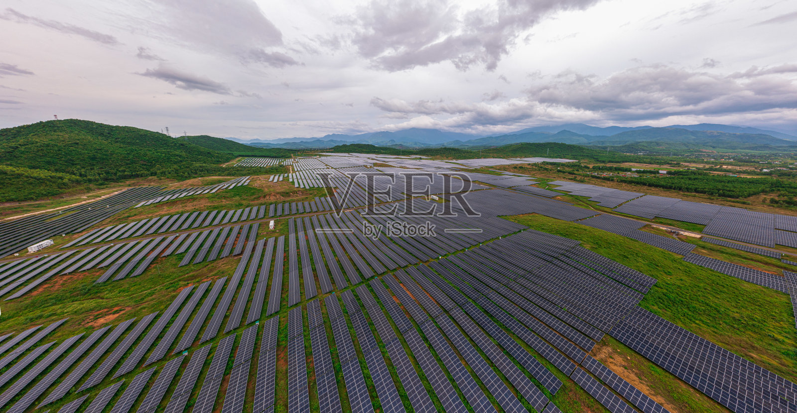 凡宁的太阳能发电厂照片摄影图片