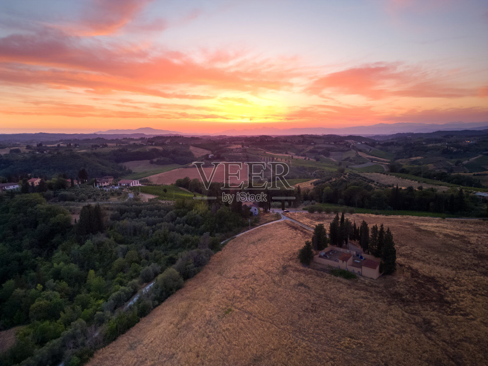 基安蒂的托斯卡纳葡萄园乡村，日落时分的无人机照片摄影图片