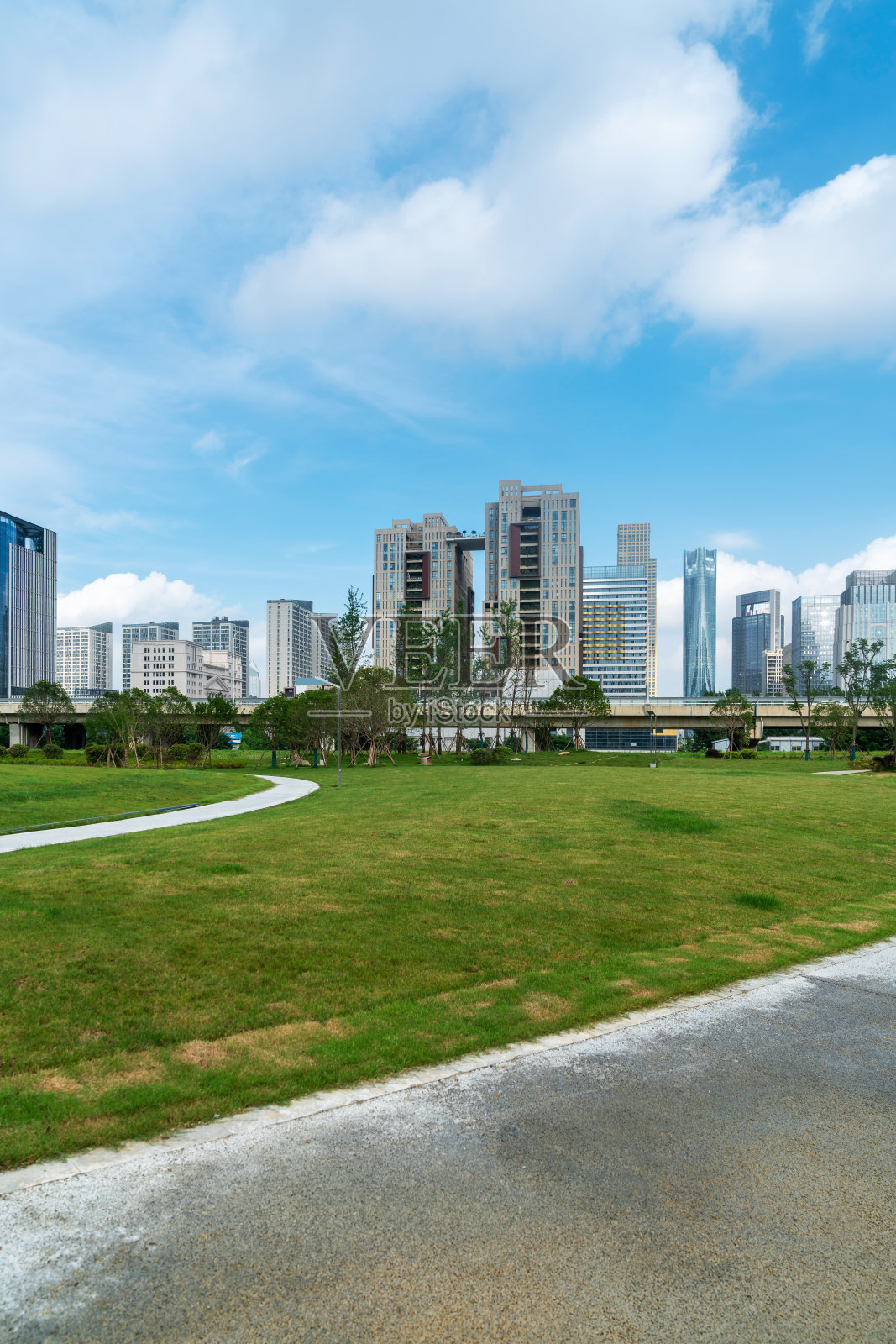 春天公园和现代城市照片摄影图片