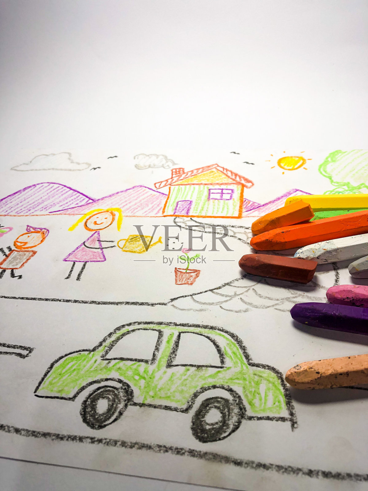 蜡笔画上是孩子的画室，男孩和女孩在浇花照片摄影图片