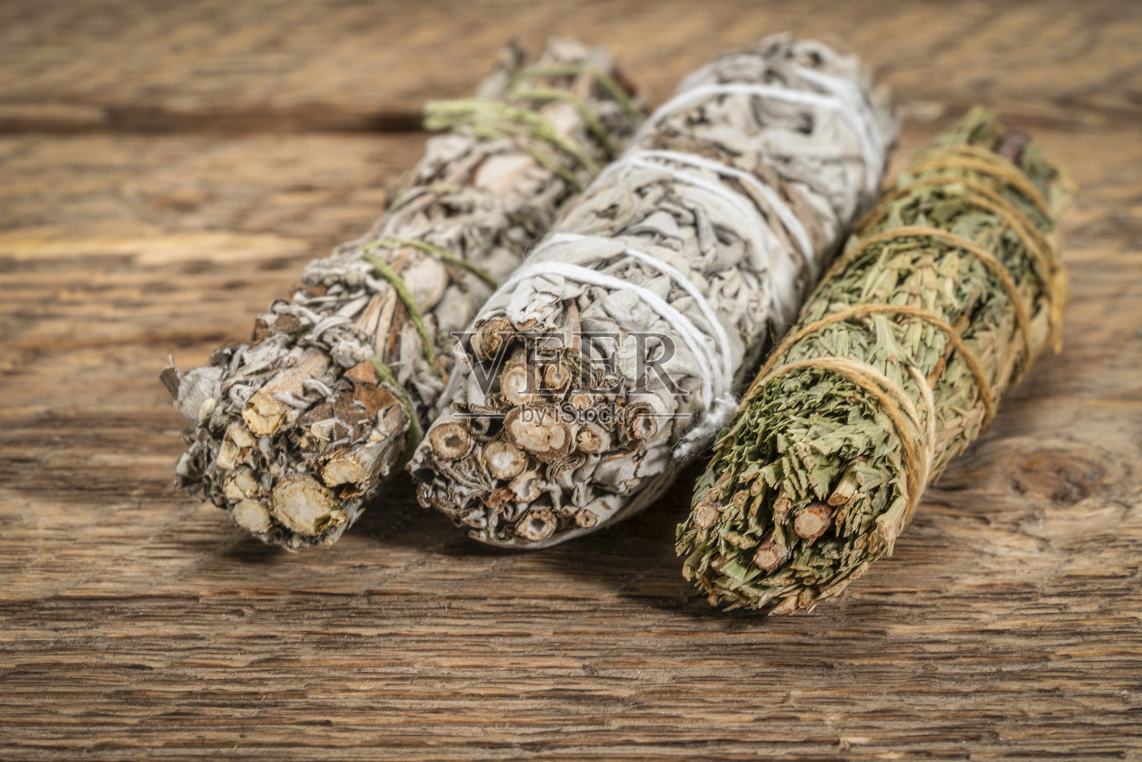 鼠尾草，艾草和雪松香照片摄影图片