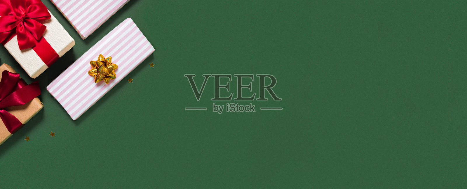 新年概念与绿色背景的礼品盒照片摄影图片