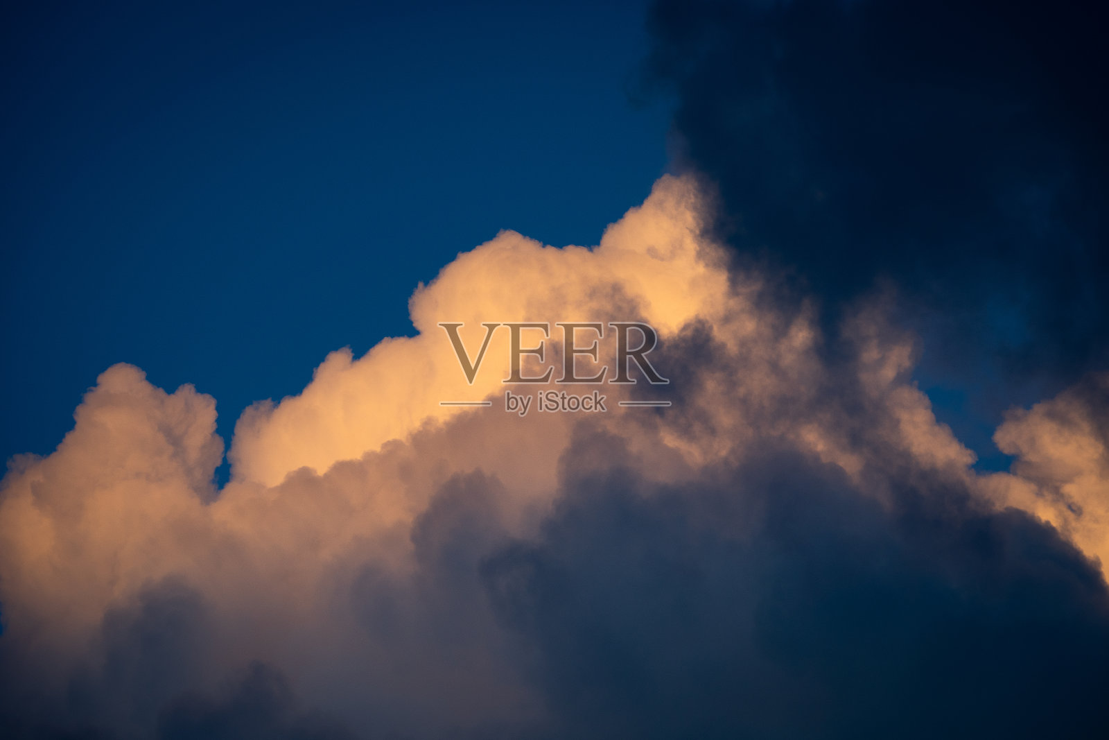 阴天的低角度视图照片摄影图片