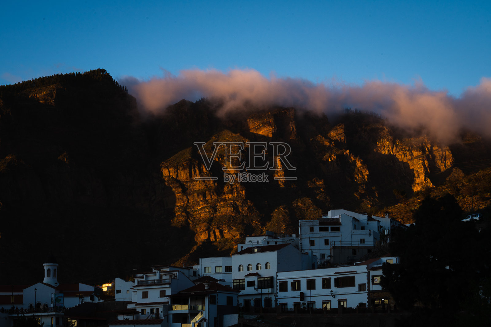 日落在葛拉利亚上照片摄影图片