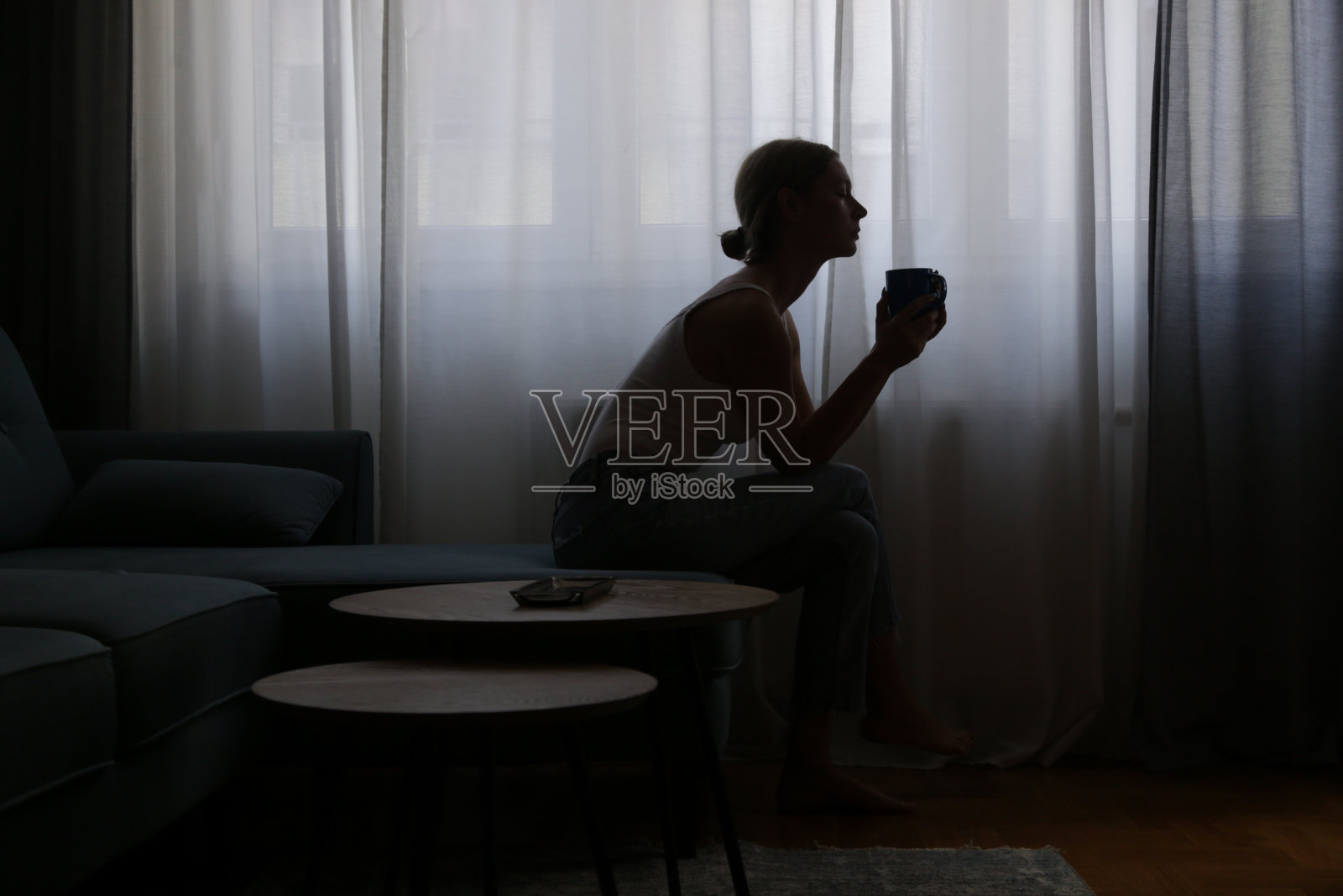 女人在窗边喝咖啡照片摄影图片