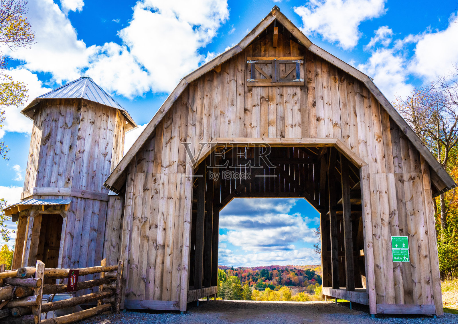 欧米茄公园的木门照片摄影图片
