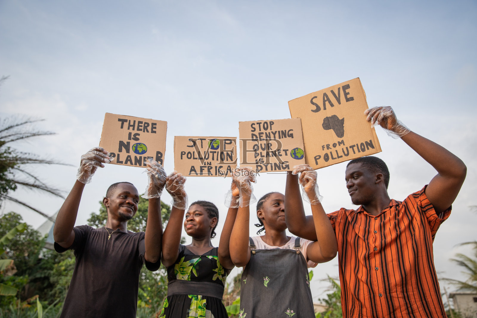 青年举着写着:没有地球b，停止污染非洲照片摄影图片