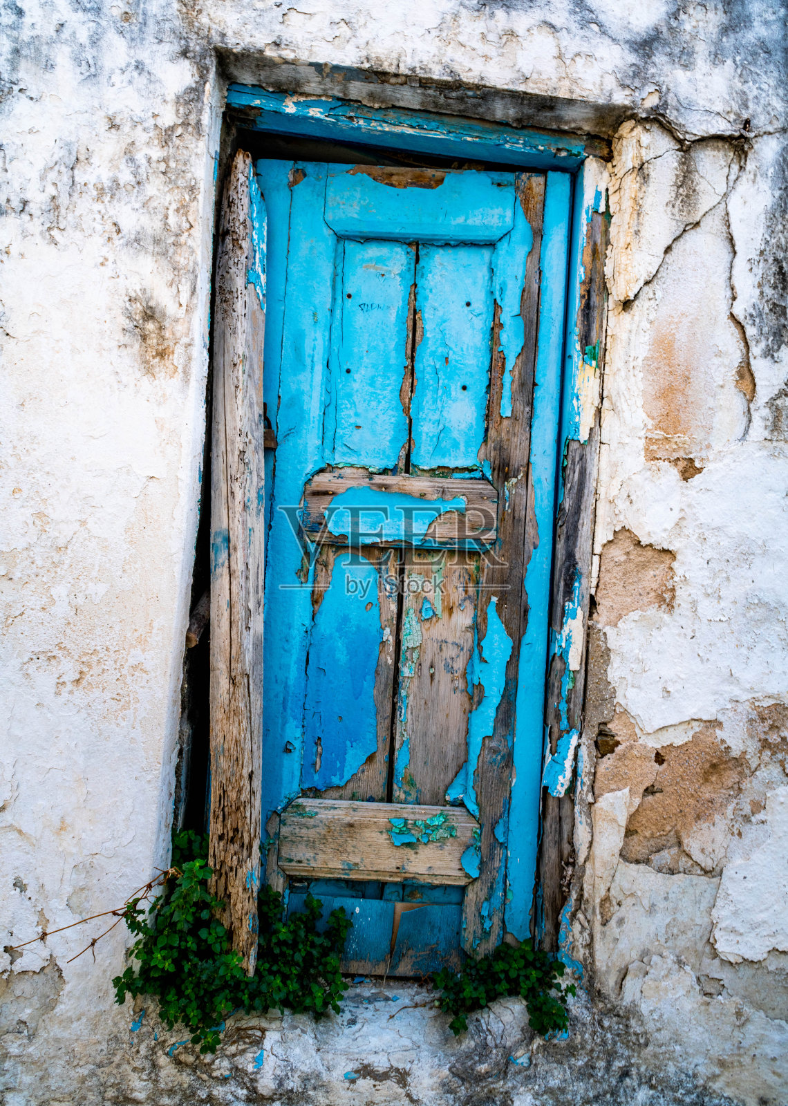 希腊岛上的一扇老化的门照片摄影图片