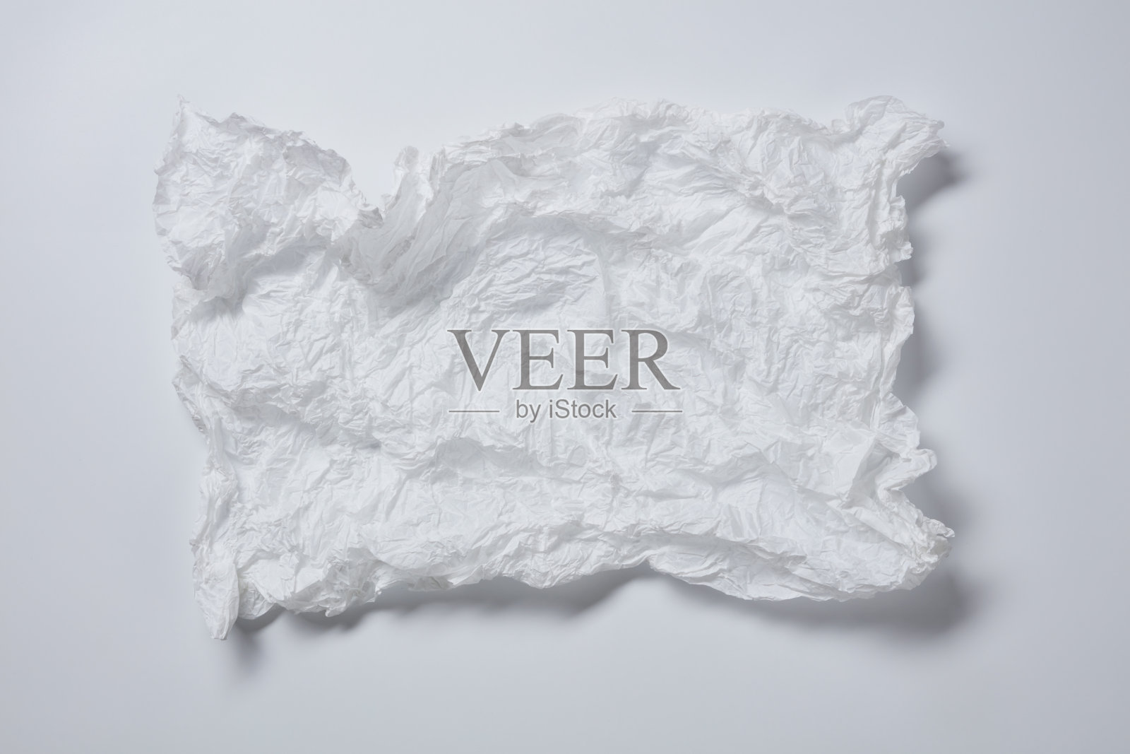 白色背景上皱巴巴的白纸的质感照片摄影图片