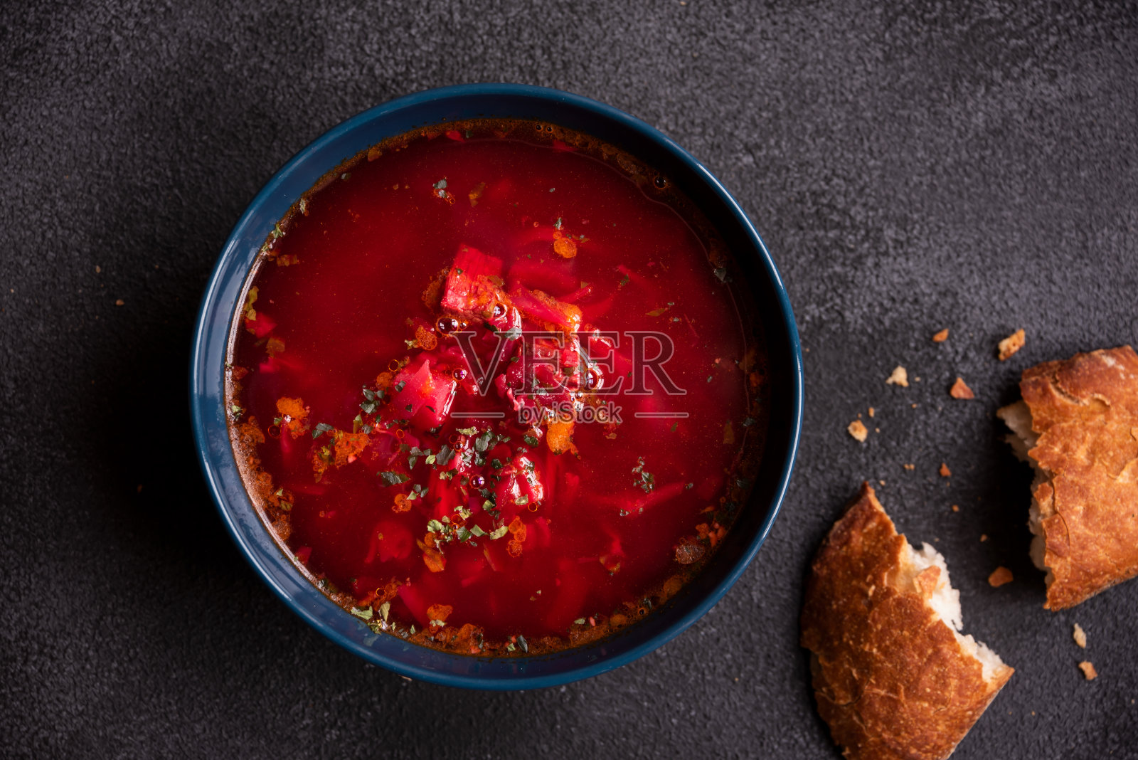 红甜菜根蔬菜汤配面包，热汤盛在碗里照片摄影图片