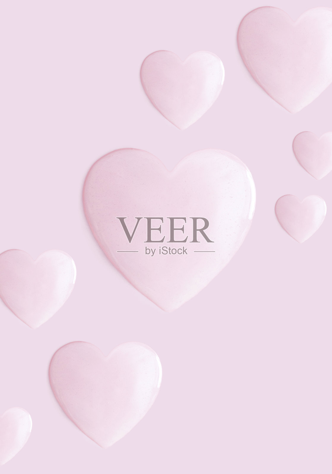 一滴美容精华血清凝胶的光柔和的背景形状的心照片摄影图片