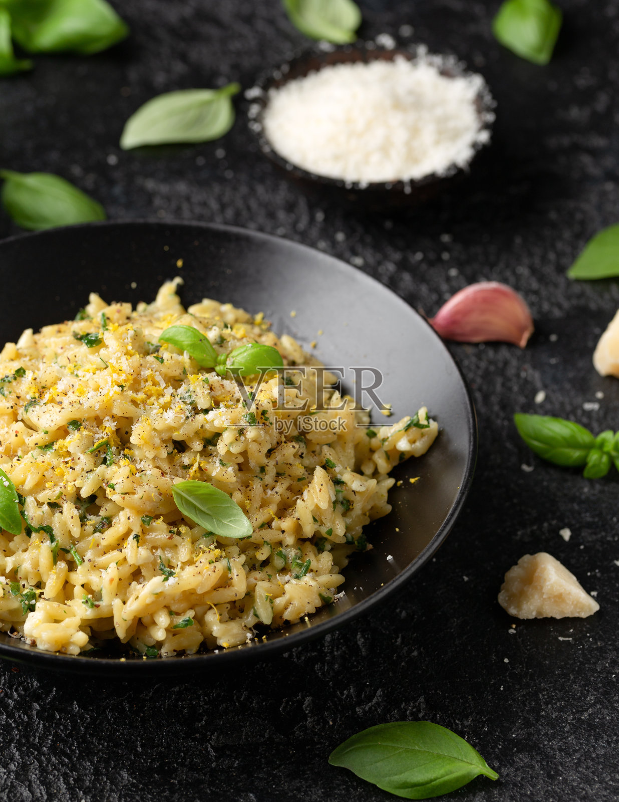 奶油蒜和帕尔玛干酪面配柠檬皮和欧芹照片摄影图片