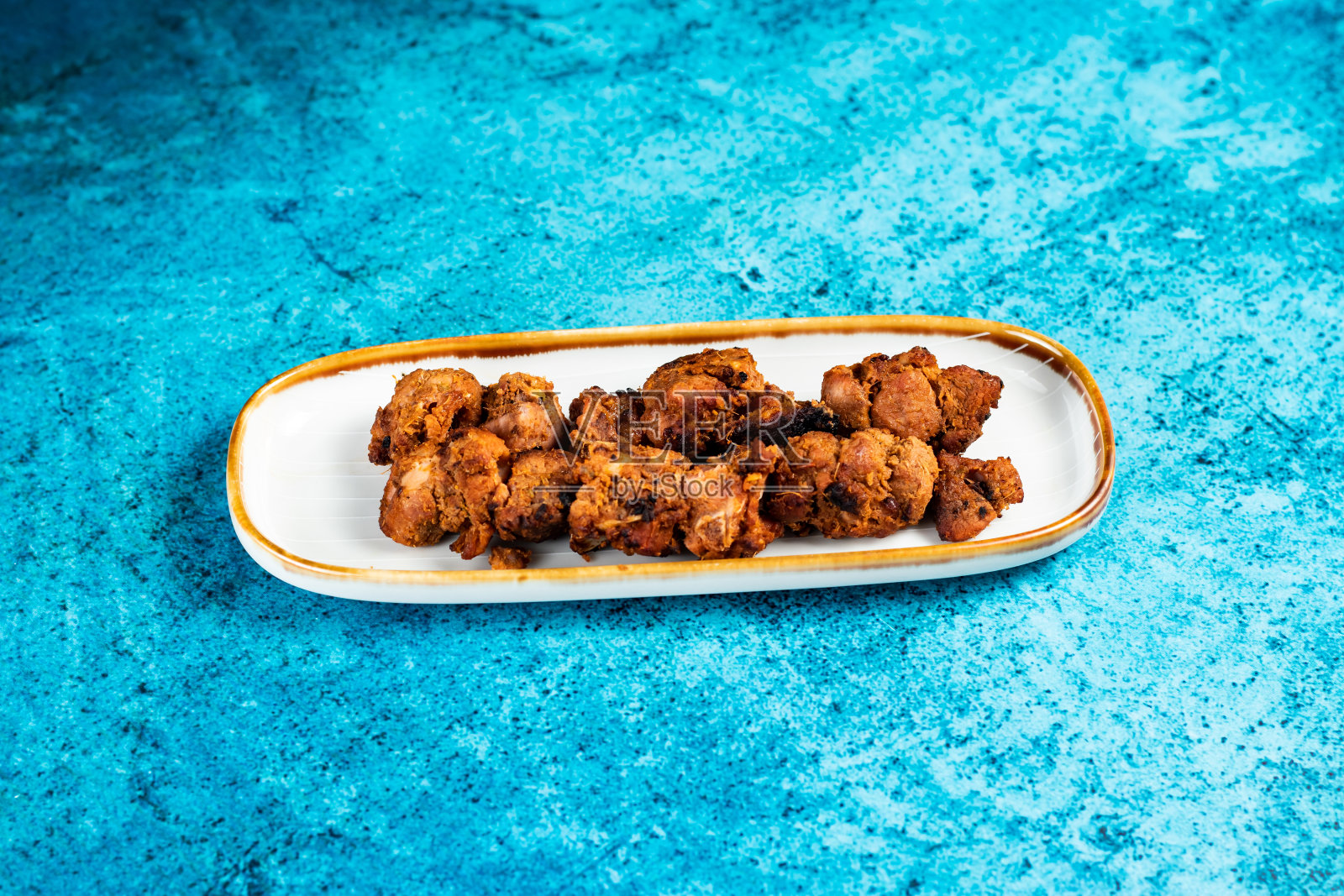 辣烧烤鸡，tikka boti kabab在一个孤立的菜背景俯视图照片摄影图片