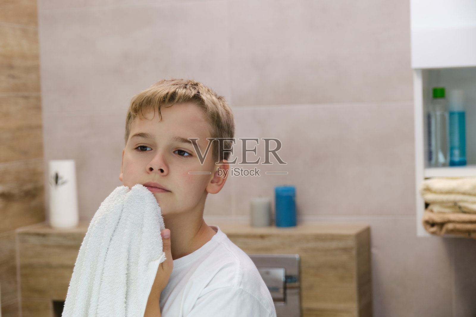 在浴室里洗完澡后用毛巾擦脸的倒影。照片摄影图片