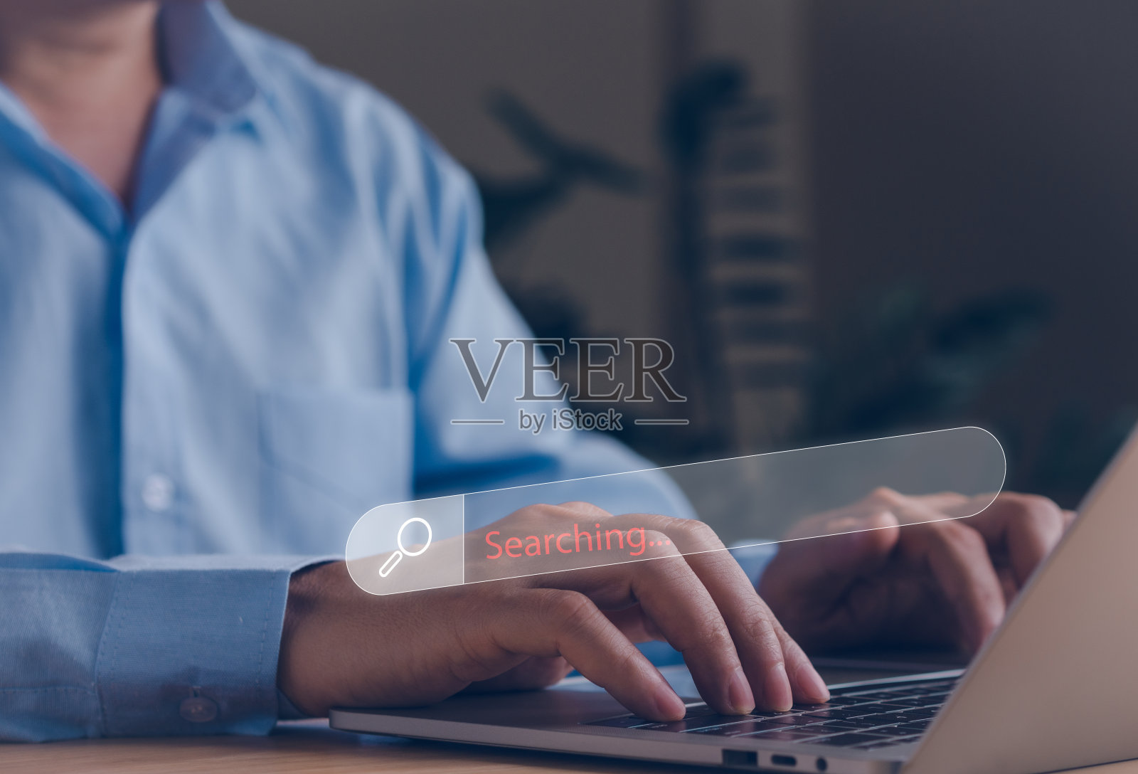 人们通过互联网在网上搜索信息或工作或网上购物。照片摄影图片