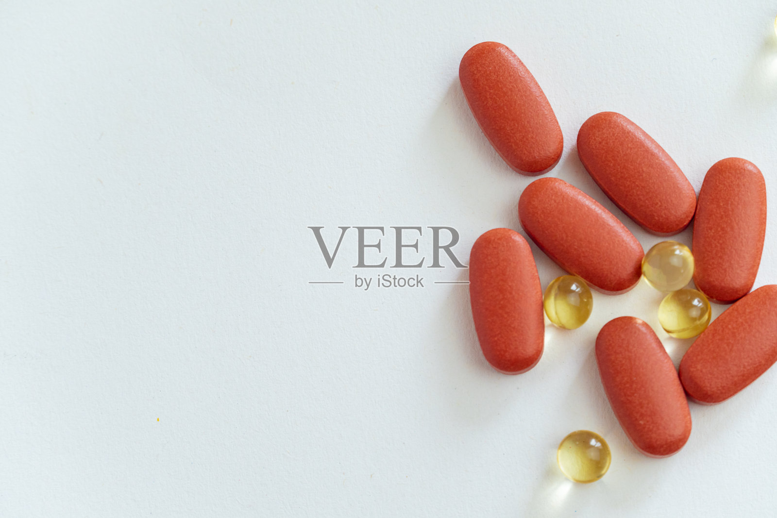 从俯视图可以看到隔离在白色背景上的药片和维生素照片摄影图片