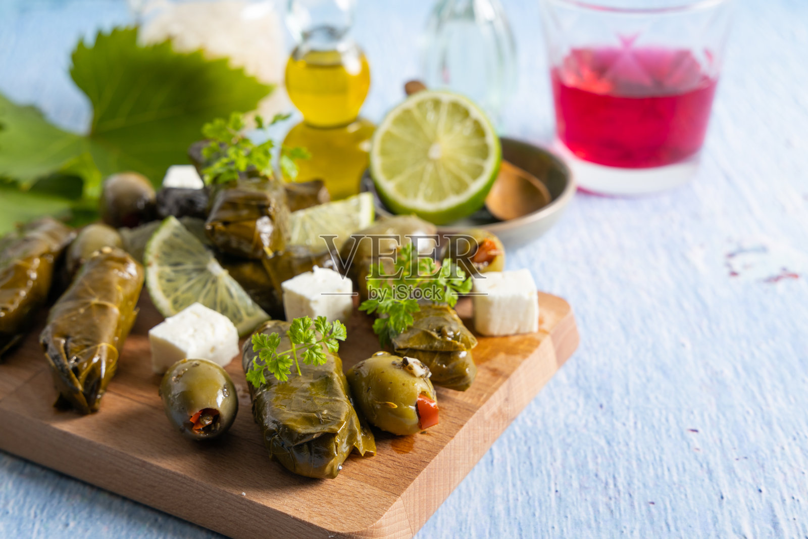 藤叶塞满大米。照片摄影图片