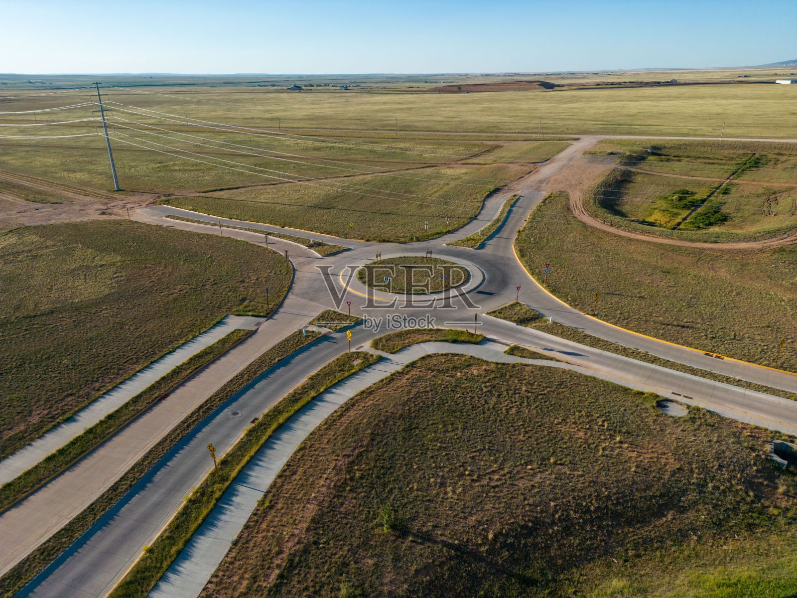 在阳光明媚的日子里，无人机鸟瞰怀俄明州南部新开发的十字路口照片摄影图片