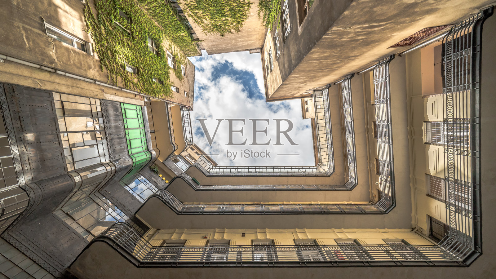 匈牙利布达佩斯随机建筑的低角度视图照片摄影图片