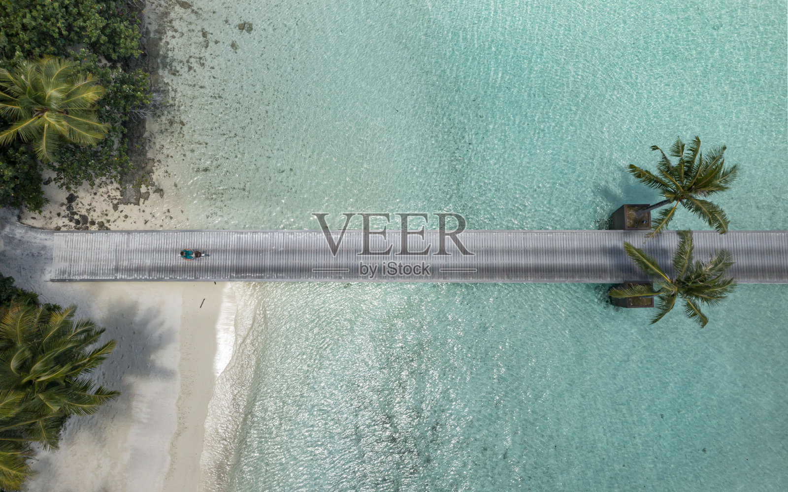 航拍一个人走在水上的木制甲板小路上照片摄影图片