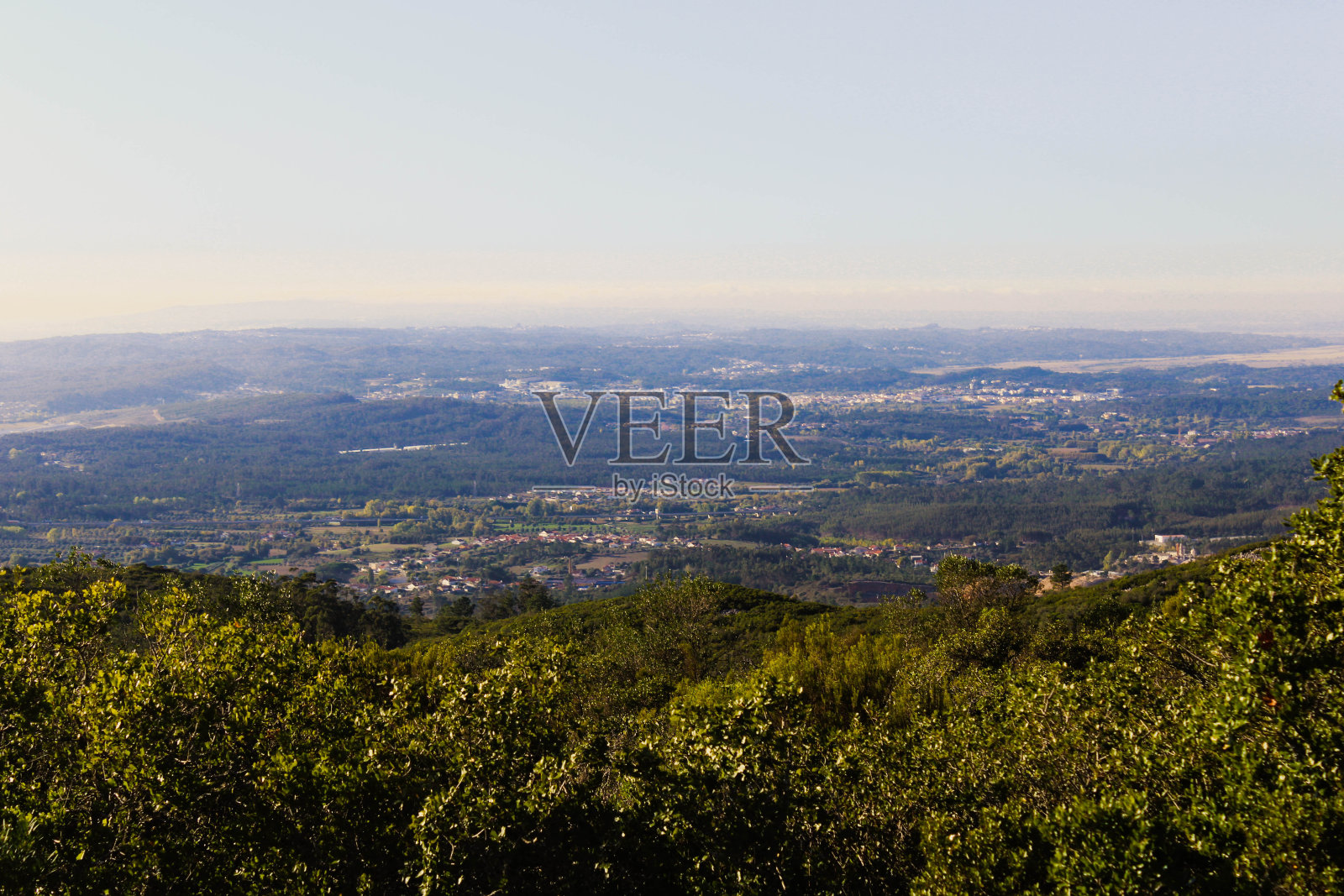 从葡萄牙中部的Serra de Sicó山上俯瞰几个村庄和城市。照片摄影图片