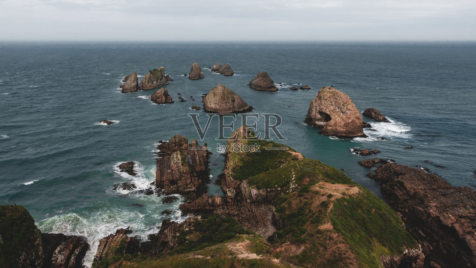 从灯塔旁边的观景台往下看照片摄影图片