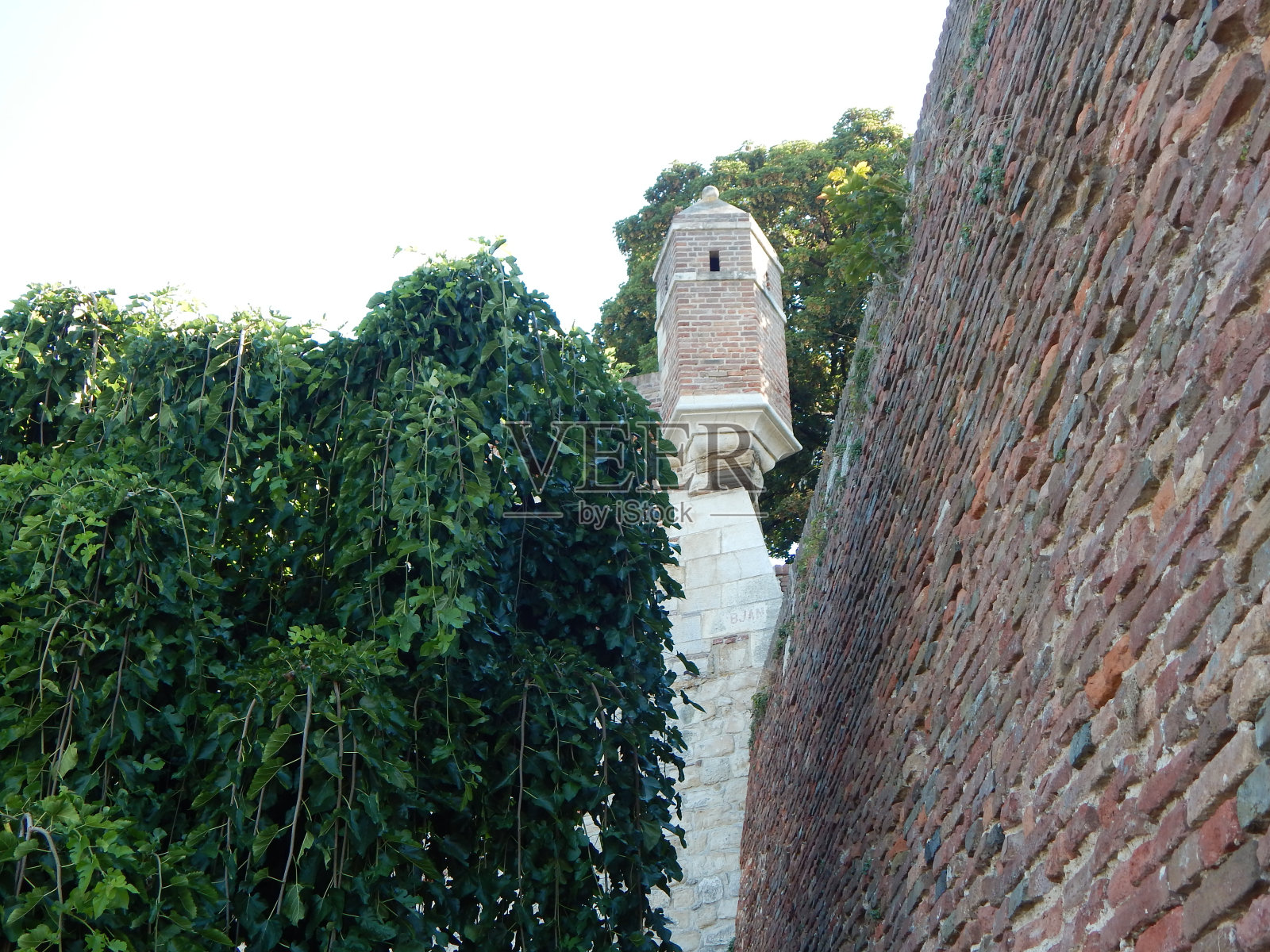 旧堡垒上的一座小瞭望塔照片摄影图片