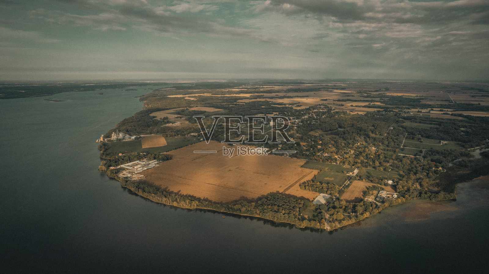 多云天，伊利诺斯州瑙沃的鸟瞰图照片摄影图片