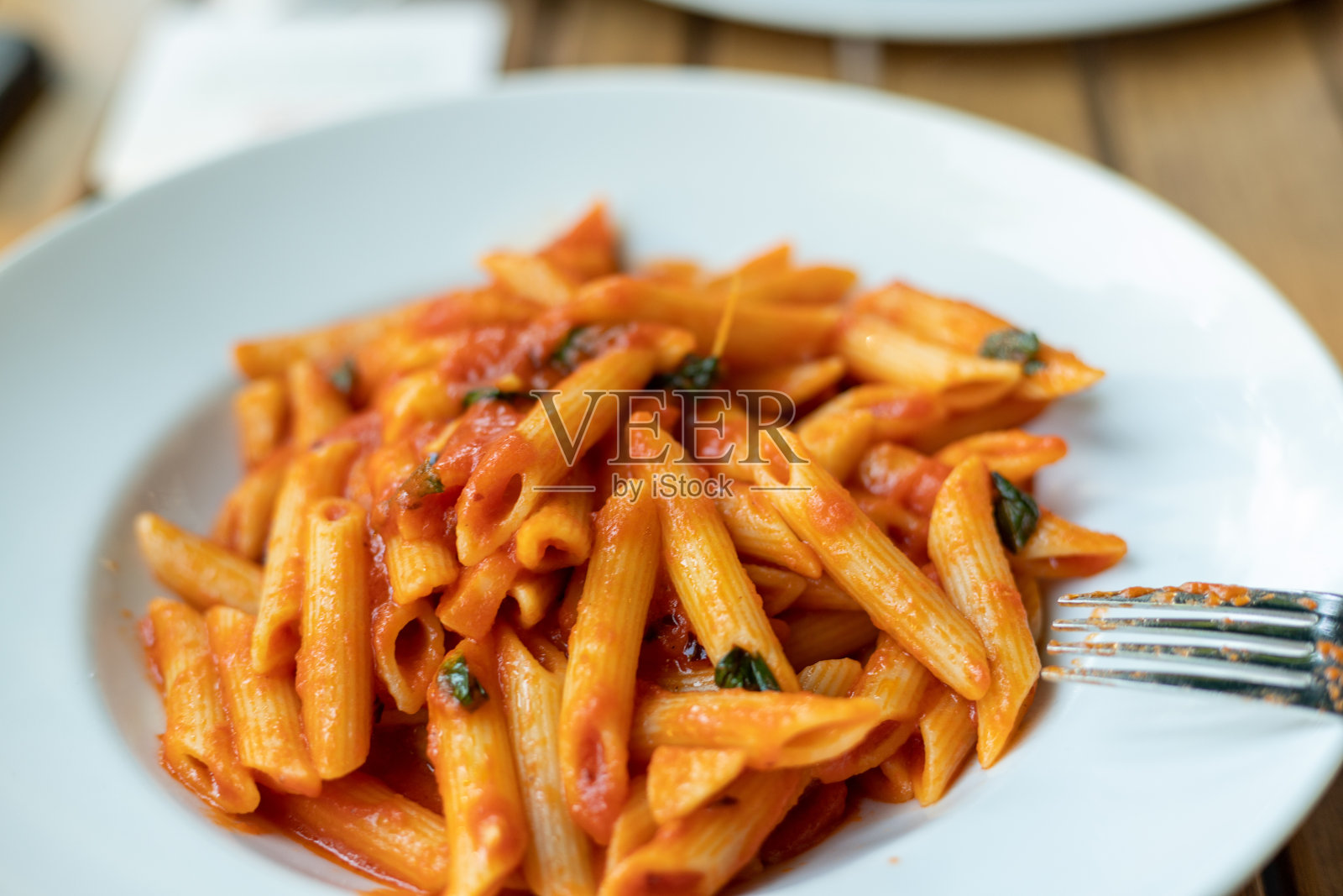 盘子里的意大利面特写镜头。照片摄影图片