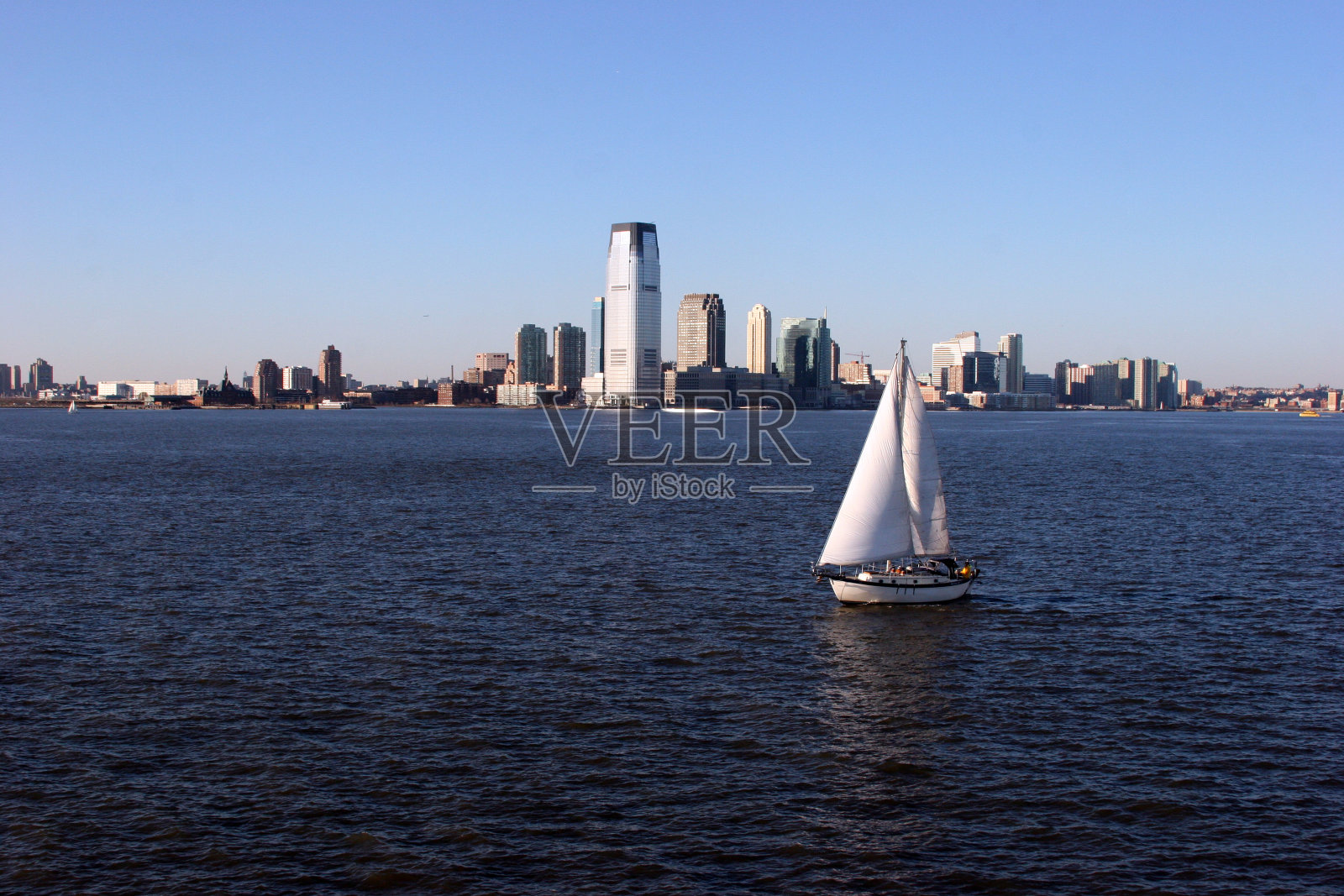 船在哈德逊河和建筑物在美国纽约市白天照片摄影图片