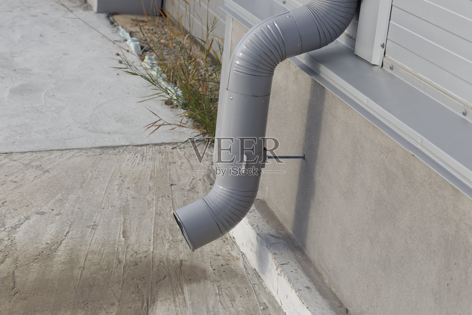 屋顶的排水管。照片摄影图片