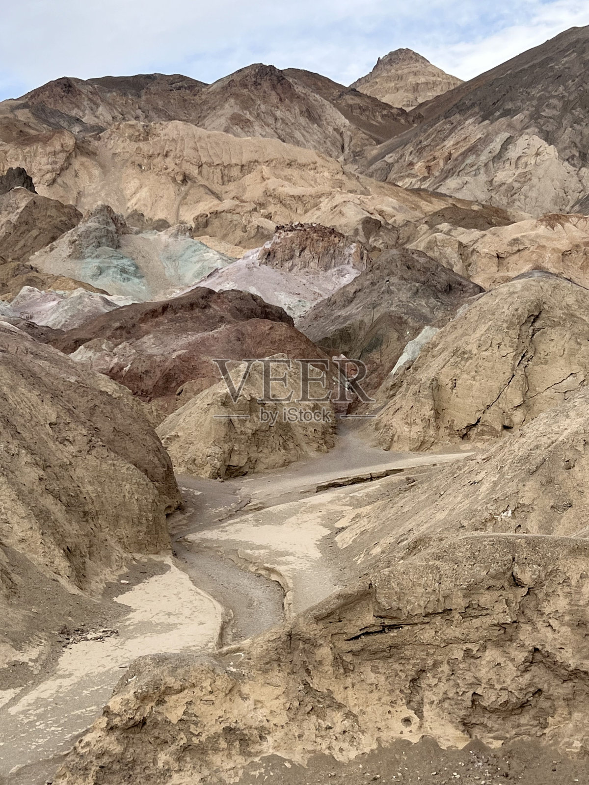 垂直拍摄的岩石地形发现在死亡谷国家公园照片摄影图片