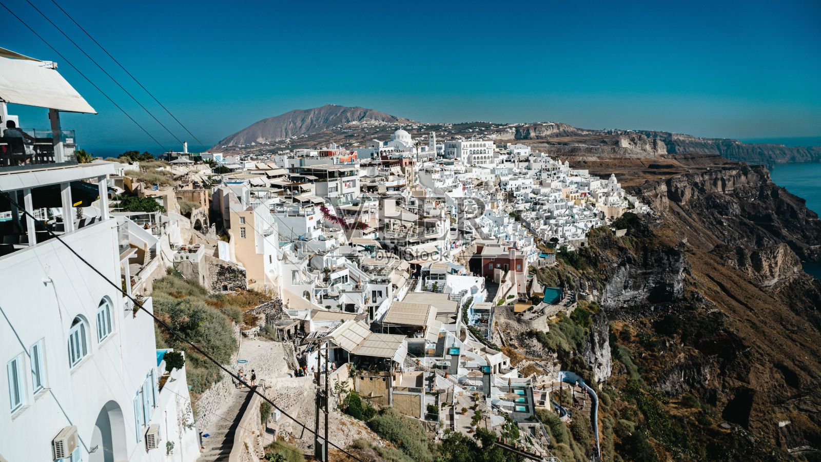 希腊圣托里尼的菲拉美丽的城市景观，海边有白色的建筑照片摄影图片