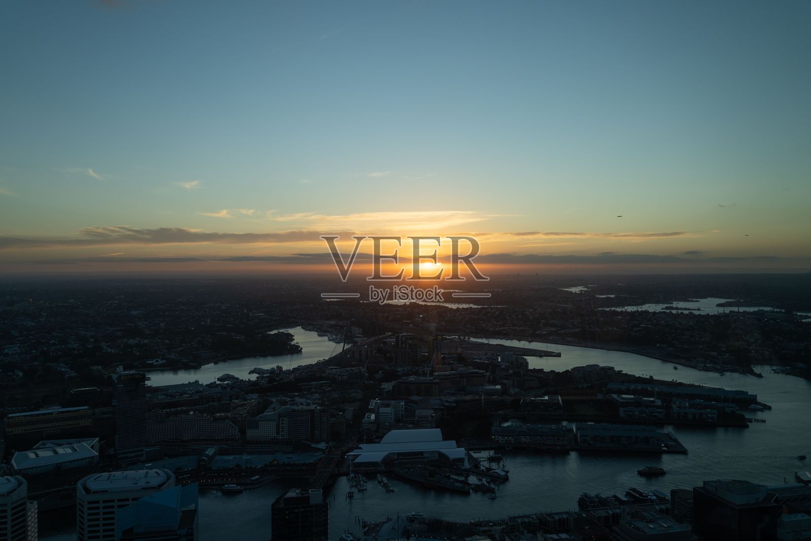 日落时澳大利亚悉尼城市天际线的鸟瞰图照片摄影图片