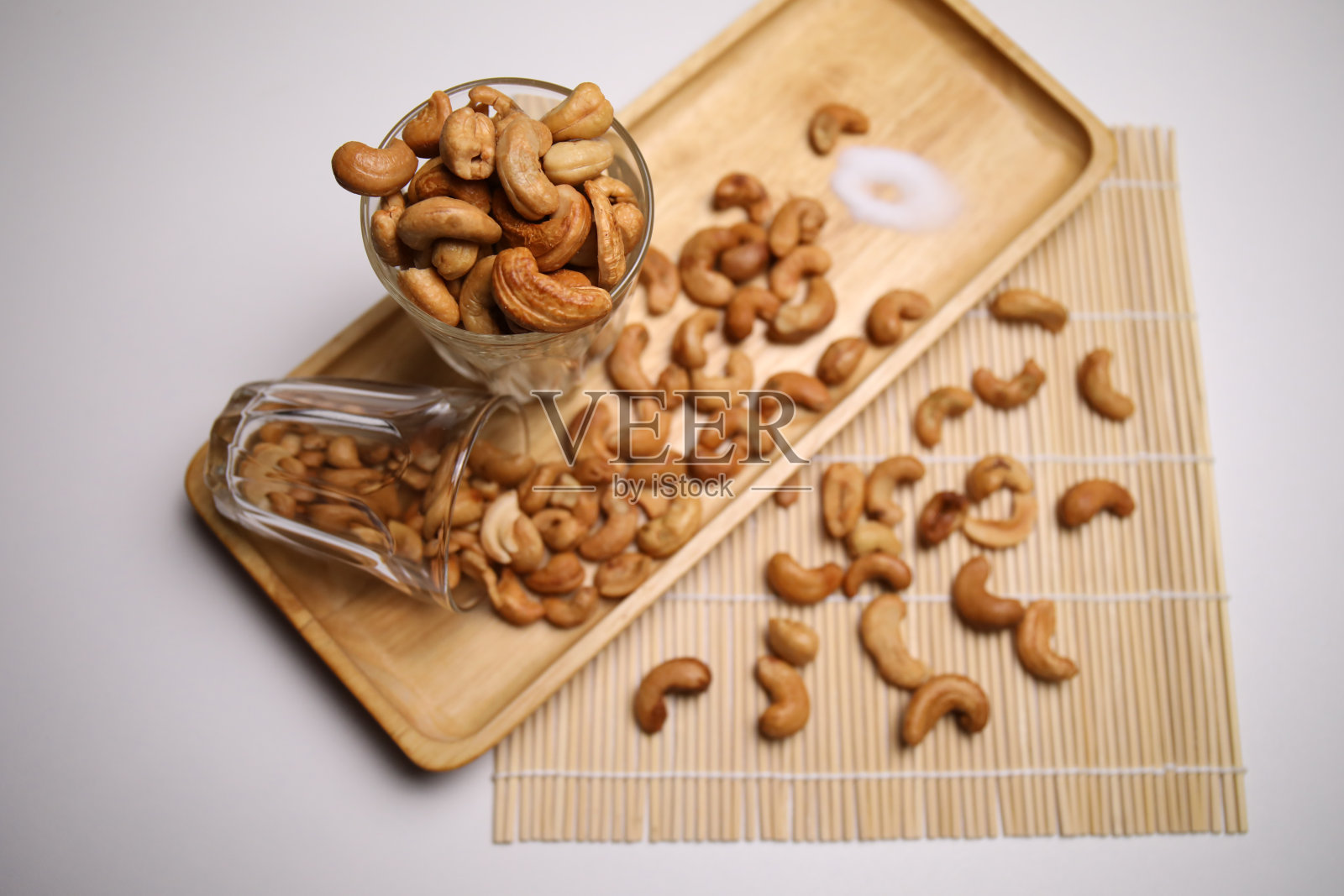 腰果放在美味的盘子里照片摄影图片