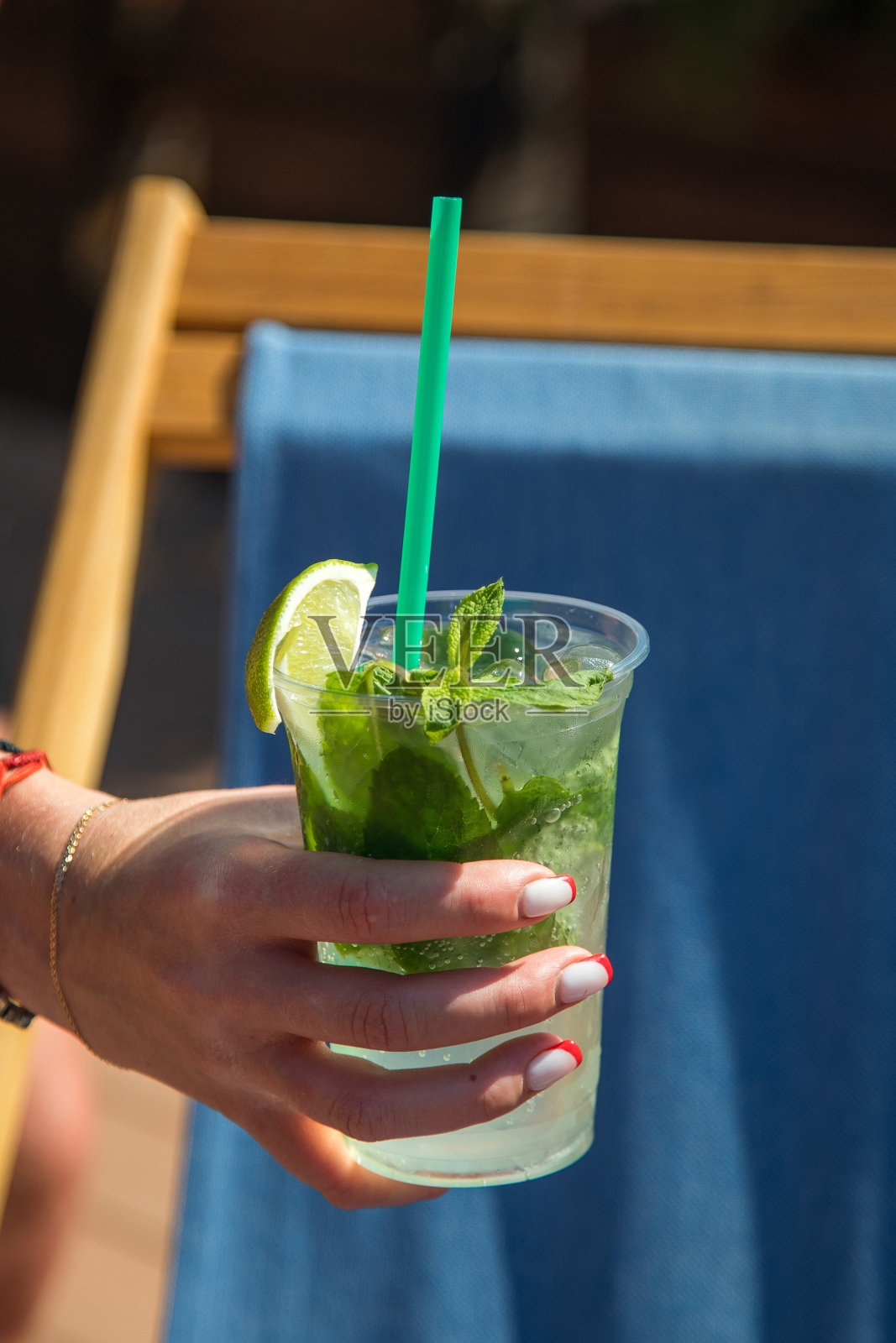 一杯橙汁和水果搭配早餐和蔬菜沙拉照片摄影图片