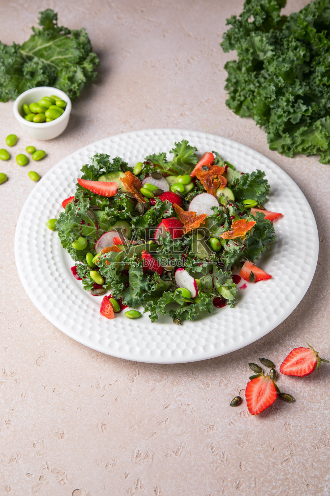 超级食物沙拉和白色盘子，健康食品，蔬菜沙拉，彩色西红柿照片摄影图片