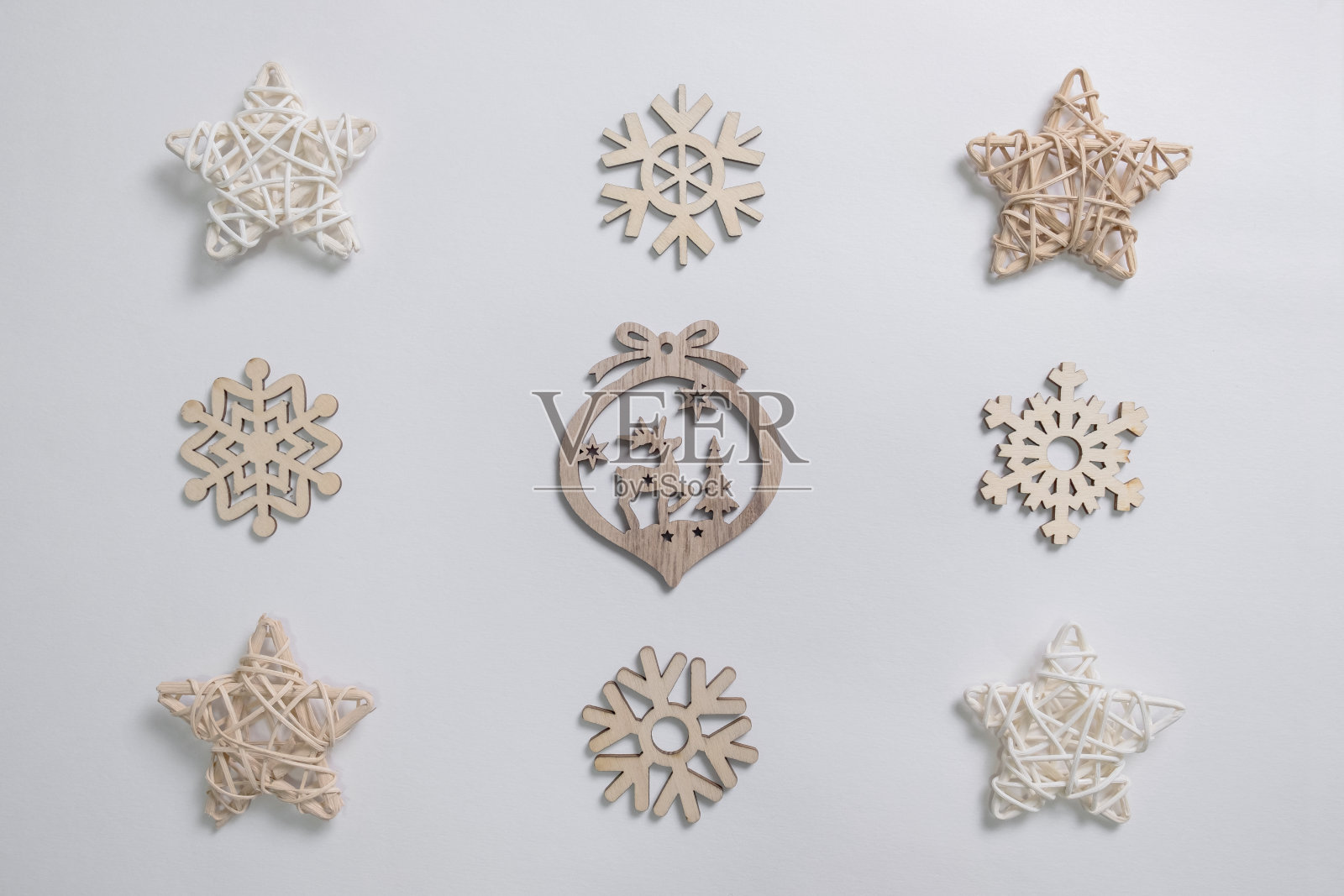 圣诞冬季节日装饰。圣诞雪花装饰和白色背景的木星。圣诞节装饰。最小的节日问候季节。照片摄影图片