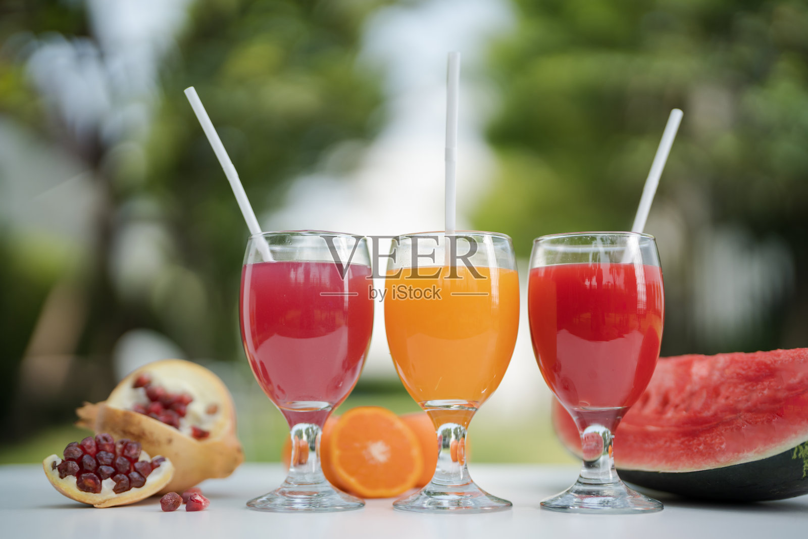 橙汁，石榴汁和西瓜汁的自然背景照片摄影图片