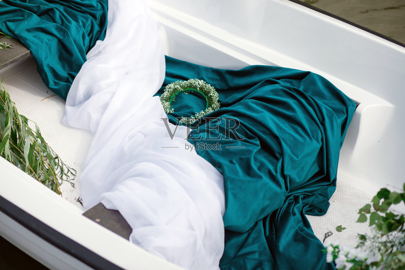 用鲜花装饰的船。湖上有花的小船。照片摄影图片