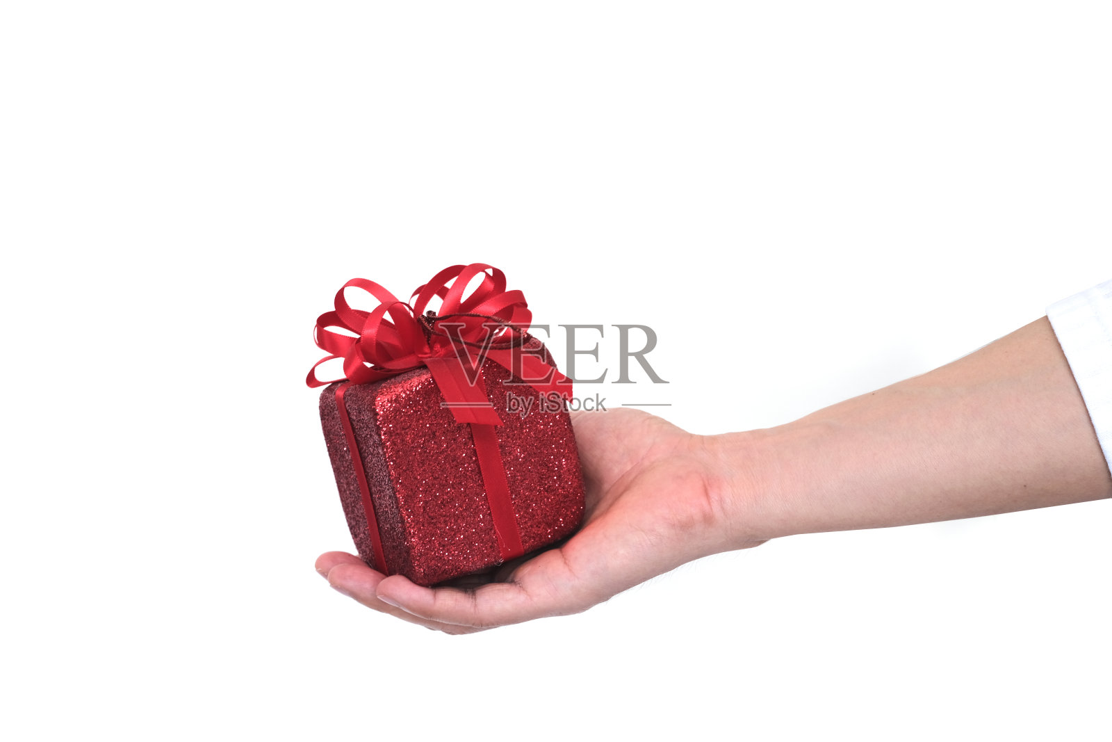 年轻人手里拿着一个红色的礼品盒，准备在圣诞节、概念、情侣和重要节日送给所爱的人。照片摄影图片