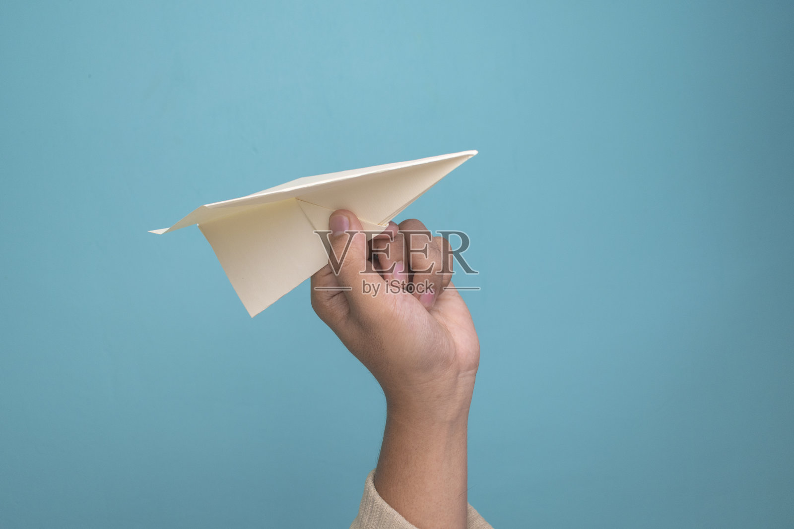 男人手里拿着平面纸照片摄影图片