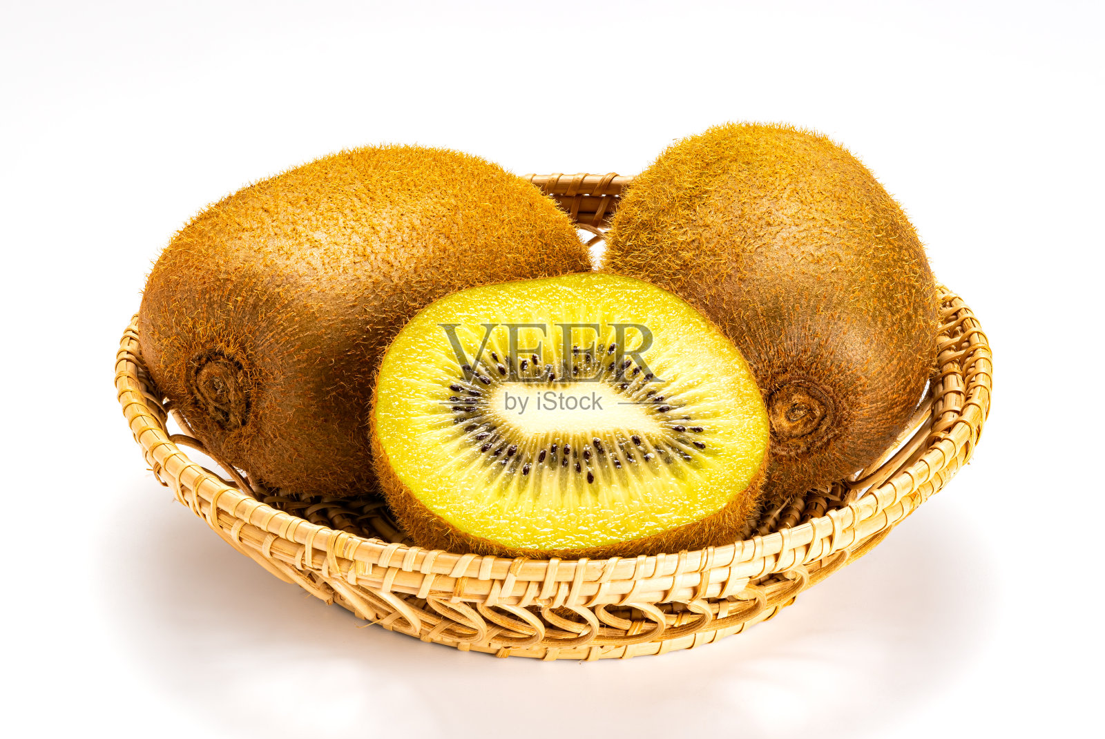 整个半熟的甜的有机毛猕猴桃或猕猴桃或中国醋栗装在竹盘里。照片摄影图片