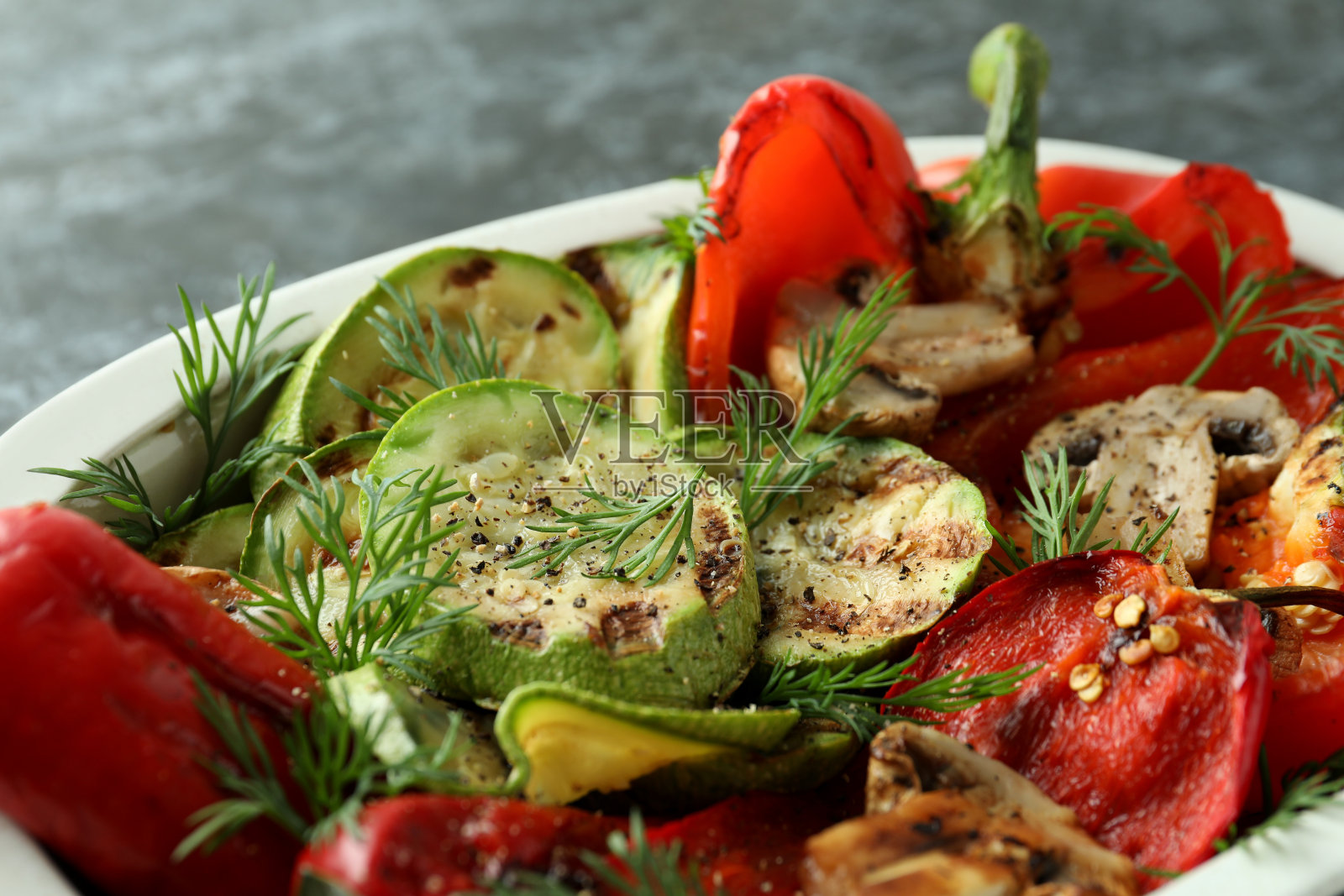 美味的烤蔬菜，近距离和选择性的焦点照片摄影图片