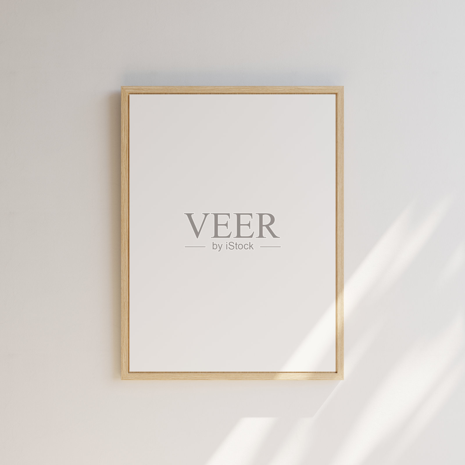 白色空白布告板与木框架在白墙。部分被阳光照亮。内容的模板。3 d演示。照片摄影图片