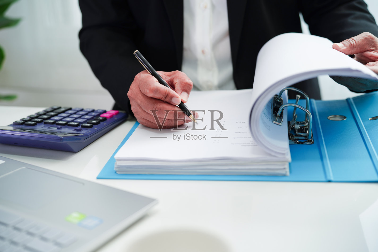 商务女性在办公室忙于处理文件。照片摄影图片