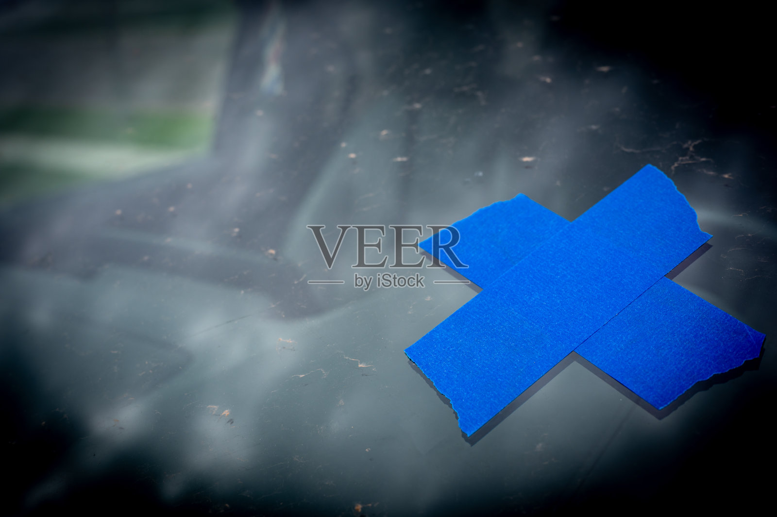 覆盖在汽车挡风玻璃上芯片的胶带。照片摄影图片